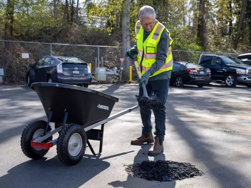 Bill Gates fills a pothole with asphalt from Modern Hydrogen